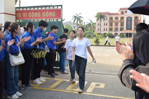 Sức nóng của ngày thi thứ hai trong kì thi tuyển sinh vào lớp 10 tại trường THPT Chuyên Nguyễn Trãi năm học 2024-2025